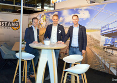 Hop, even allemaal uit die stand voor de foto om daarna rustig verder te borrelen in de deelstand van Kerklaan Greenhouses en Mustang Demolition. Op de foto: Dylan van der Burg, Rick van Buijtene en Hans Kerklaan